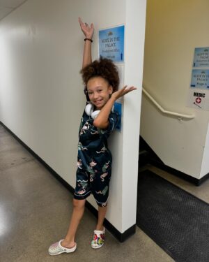 Mykal-Michelle Harris Instagram - It’s happpppennnnning on this 3rd day of September look where we were!!!!! OMG guys I can’t wait!!!!! #aliceinthepalace !!!!!!! Dreams are literally coming true!!! Keep dreamin and have #faith. 
.
.
#disney #disneychannel #ravenshome #princess #disneyprincess #disneykid #disneyjr #ariel #littlemermaid #kimraisingkim