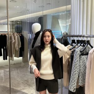 Na Hae-ryung Instagram - #광고 @e.b.m_official 

2024  PRE FALL COLLABORATION
EDITION BY MICHAA
AREN YOO

8월30일(금) ~ 9월01일(월)
3일간 오프라인 전 매장 및 온라인에서 유희라 콜라보 상품 20% 할인 동시 진행 한다고해요 ✨
E.B.M 멤버쉽 신규 고객 가입 시(시선닷컴), 10% 할인
* 콜라보레이션 상품 20% 할인과는 중복 할인이 불가함 
 
#etm#editionbymichaa#이비엠#유희라#arenyoo#현대백화점판교