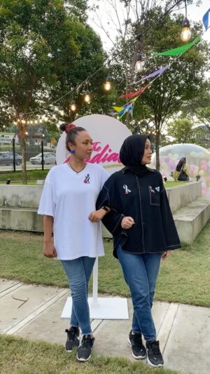 Nadia Aqilah Instagram - Alhamdulillah… The Nadias saying good bye to @nananomarket kali ini. Mohon maaf salah silap yg terkurang 🙏🏼 InsyaAllah ada rezeki kita berjumpa lagi.

Thank you everyone yg datang singgah booth & layan tester kami & support beli Kuah Kacang, Chilli Oil & Bilis Rangup. Terima kasih kasi SOLD OUT!! Korang memang AWESOME 😎✨

Till next time… akhir kata, terima lah persembahan demure closing sales daripada kami 💕

🎥 by @aidatettt 💪