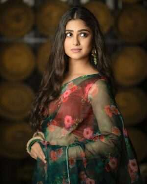 Naina Ganguly Instagram - Eyes like poetry, enchanting and deep. ❤️🖤

📷 @i_am_sanjeevbasu 
👗 @sourav_mondal_collection 
💄 @makeupartistpapai