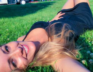 Nana Gouvea Instagram - Smile! Life is beautiful! Bye bye summer!💐👸🏼🌹💕 Sorria! A vida é bela! Tchau verão! 🙏🏼🌷💖🌿 #nanagouvea #actress #peaceful #smile #lifeisbeautiful #byebyesummer #blond #layonthegrass #gorgeous #beauty #greeneyes #atriz #paz #sorriso #avidaebela #tchauverão #loira #natureza #linda #olhosverdes