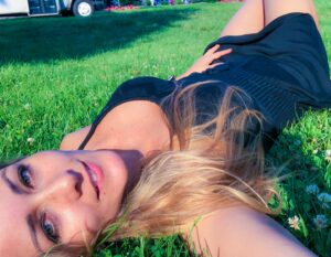 Nana Gouvea Instagram - Smile! Life is beautiful! Bye bye summer!💐👸🏼🌹💕 Sorria! A vida é bela! Tchau verão! 🙏🏼🌷💖🌿 #nanagouvea #actress #peaceful #smile #lifeisbeautiful #byebyesummer #blond #layonthegrass #gorgeous #beauty #greeneyes #atriz #paz #sorriso #avidaebela #tchauverão #loira #natureza #linda #olhosverdes