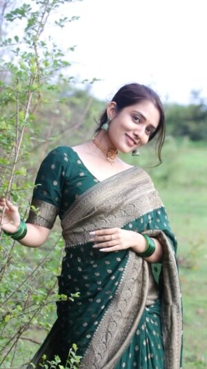 Nandana Rajan Instagram - Nature heals , and this is the best place to get healed.. 💚

Wearing saree from : @amyragini 
VC : @amal_ranjan 

#breathfresh #boostyourenergy #madayi