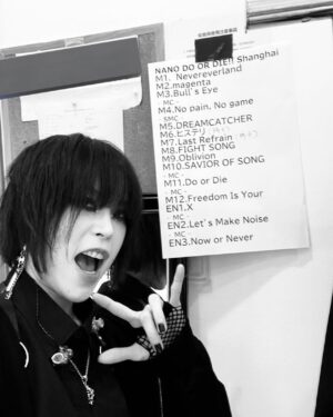 Nano Instagram - 上海からおはよう

初めての上海ライブ　最高に熱かった
来て良かった　みんなにやっとちゃんと歌を届けられて本当に良かった
って思った

ファンから寄せ書きもらった
ありがとうで胸がいっぱい！❤️‍🔥