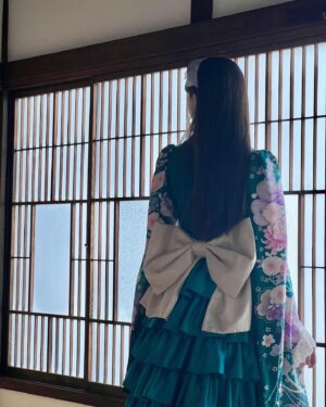 Naomi Payton Instagram - ୨୧

Febriさん連載
#並行多元ヒロインズ 第14回のテーマは
「日本人形の夏休み」

私も日本人形になれるなんて！
とっても嬉しいっ💞

この後ろ姿を見てほしい…！！！
大きいリボンとフリルがとっっっても可愛い🤍

#Febri さん
#03 #声優