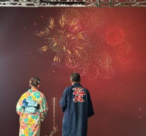 Naomi Trauden Instagram - 大曲の花火を初めて見ました🎆

力強くも儚い美しい花火。最後には少しもの悲しい、でも温かい気持ちになりました。花火師の皆さんの想いが夜空に咲き誇り輝いていました。
お隣は花火について教えていただいた河野さん。

またいつか見られる日を楽しみに。