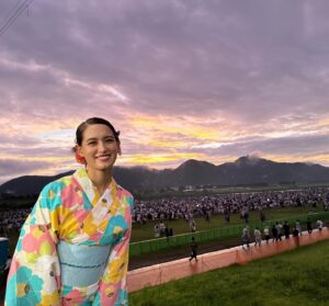 Naomi Trauden Instagram - 大曲の花火を初めて見ました🎆

力強くも儚い美しい花火。最後には少しもの悲しい、でも温かい気持ちになりました。花火師の皆さんの想いが夜空に咲き誇り輝いていました。
お隣は花火について教えていただいた河野さん。

またいつか見られる日を楽しみに。