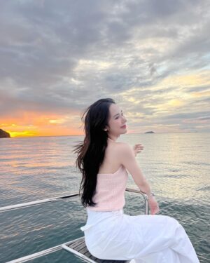 Narilya Gulmongkolpech Instagram - Happier with sunset🌅🫧💓
