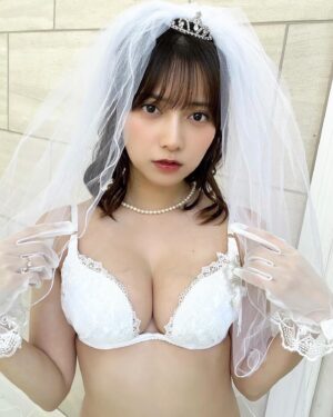 Nashiko Momotsuki Instagram - 本日9/10(火)発売 #ヤングチャンピオン の表紙に登場🙋‍♀️💙

今回はウェディング・プレイヤーをテーマに素敵な洋館で撮影してきました！

巻中には同じ事務所の貝賀琴莉ちゃんも掲載！

ぜひゲットして #なしっ子ぐらし で感想聞かせてくださいね〜

#桃月なしこ #なしこたそ

9/16(月)には表紙記念イベントもあります🫶