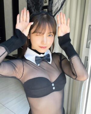 Nashiko Momotsuki Instagram - 本日9/10(火)発売 #ヤングチャンピオン の表紙に登場🙋‍♀️💙

今回はウェディング・プレイヤーをテーマに素敵な洋館で撮影してきました！

巻中には同じ事務所の貝賀琴莉ちゃんも掲載！

ぜひゲットして #なしっ子ぐらし で感想聞かせてくださいね〜

#桃月なしこ #なしこたそ

9/16(月)には表紙記念イベントもあります🫶