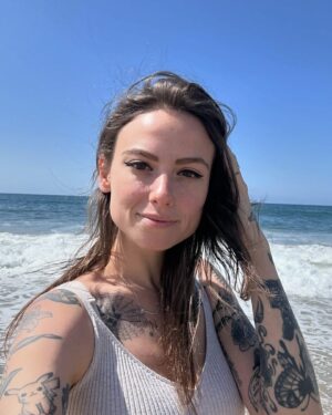 Natalie Cuomo Instagram - Woke up and walked to the beach. Can confirm there will be sand in my shoes at the show tonight. Only a handful of tickets left to my show tonight @thevenicewest grab them now. I’m so excited to be here in Venice ❤️🌴 and I’ll be at @breaimprov this Thursday