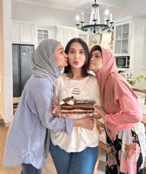 Natalie Sarah Instagram - Barakallah Fii Umriik Anakku sayang yg Baik 🩷 Selalu Sehat ya, Tambah Syantik, Tambah Solehah, Tambah Sukses dan Selalu Bahagia 🤲🏻 Aamiin ya Rabb
-
Love you kakak 💝
#birthday #mygirl #family #mashaallah