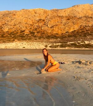 Natasa Exintaveloni Instagram - Τα πρωινά, τ’ απογεύματα,
σε βαγόνια κλεισμένο
προσπαθεί ν’ αποφύγει
σώματα άλλα
το σώμα
μέσα στο οποίο υπάρχω,
αυτό, που με προδίδει σταθερά
και θα το κάνει πάλι
αν κάποτε, ποτέ, σε ξαναδώ,
κι ενώ εγώ θα πηγαίνω
κάπου αλλού
εκείνο θα έρχεται ολόκληρο
σε σένα.
Μυρσίνη Γκανά