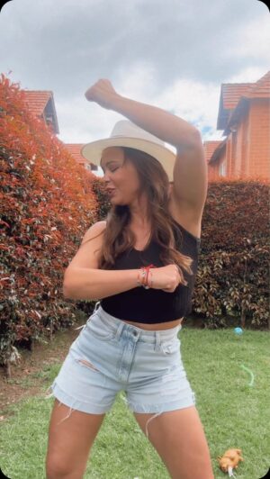 Natasha Klauss Instagram - Feliz inicio de mes ❤️
Septiembre se viene con toda la energía para mi , cambios , movimientos , y la mejor manera para activarme siempre ha sido esta “ bailando “ 👯 nada mejor que mover mi cuerpo para trascender mis emociones ❤️🙏 
Así que ya saben ! Si lo necesiten bailen, griten , corran, escriban , oren , abracen sus emociones y recuerden que la vida no te presenta “ problemas “ si no desafíos  para superarte en cada uno de ellos ❤️
Que EL CREADOR nos siga bendiciendo y acompañando en cada paso que demos en nuestras vidas ❤️
Feliz inicio de semana #misamores