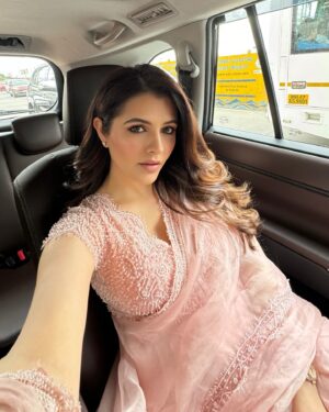 Natasha Luthra Instagram - 0.5 selfies 🤳 >>>>>