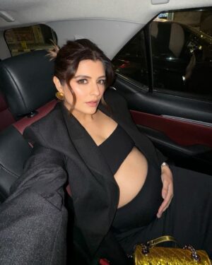 Natasha Luthra Instagram - 0.5 selfies 🤳 >>>>>