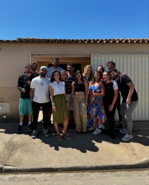 Nathalia Arcuri Instagram - Esse é o Erivelton, morador de Condeúba, Bahia, e o mais novo milionário do Brasil. 

Um milhão de reais pode transformar a vida de qualquer um.
Mas são as decisões certas que fazem essa mudança durar. Foi aí que eu entrei.

@lucianohuck me deu a missão de ajudar o Erivelton e sua família a transformar esse prêmio em algo que traga segurança e tranquilidade a longo prazo. Os sonhos deles são parecidos com os de muitas famílias brasileiras: garantir um futuro mais estável para sua filha, que sonha em se formar como engenheira ambiental, e comprar um apartamento para ela. 
Ele e a esposa desejam um lugar melhor para morar e um carro para fazer muitas viagens.

Esse prêmio pode proporcionar tudo isso – e muito mais. 
Mas, para que isso aconteça, planejamento é fundamental. Quando vi o brilho nos olhos de Erivelton e sua família, percebi o quanto eles estavam cientes de que o futuro já estava em suas mãos. 
“Você está chorando de felicidade, né?”, perguntei. “Com certeza”, ele respondeu. “Isso vai mudar nosso futuro. Quero aproveitar cada centavo desse milhão por toda a vida.”

Eu espero que a história do Erivelton inspire muitas pessoas. Que elas enxerguem que é possível realizar seus sonhos, viver de seus investimentos e alcançar tranquilidade financeira com planejamento, paciência e os benefícios dos juros compostos. Só com conhecimento é possível transformar vidas e conquistar a liberdade financeira.

Tô muito feliz que a missão da desfudência chegou à TV aberta, em um programa como o @domingao, essa vitrine gigantesca que pode mostrar a tantas pessoas que o conhecimento é o caminho para a transformação, e que no controle, seja esse aí da telinha ou o do seu bolso, é que está a liberdade de ter escolhas, cada vez melhores. 

Um abraço especial à equipe do @domingao (profissionais maravilhosos). 

@lucianohuck que seu exemplo de colocar esse tema na maior audiência da TV arraste multidões. Obrigada pela confiança, amigo.