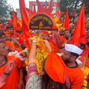 Navaneet Kaur Instagram - हर हर महादेव..!
जय जय बाबा भोलेनाथ की..!

भक्ती आणि शक्तीचे प्रतीक असलेली दर्यापूर येथील कावड यात्रा आज मोठ्या उत्साहात आणि आनंदात संपन्न झाली. या कावड यात्रेत हजारोच्या संख्येने यात्रेकरू सहभागी झाले होते. या यात्रेचा यशस्वी समारोप करताना यात्रेकरूंसोबत संवाद साधला.