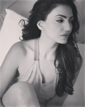 Navina Bole Instagram - In a world full of chaos, she chose calm! #fullset #myapp #linkinbio
🤍🖤

#new #blackandwhite #sundayvibes