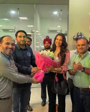 Navneet Kaur Dhillon Instagram - Had an incredible experience unveiling the all-new Mahindra Thar Roxx! 🔥🔥 A big thank you to the amazing team at @mahindra.rajvehicles for having me and giving me the chance to experience this beast firsthand. From its rugged design to its off-road capabilities, the Thar Roxx is a true game-changer. The advanced 4x4 features, powerful engine, and that iconic stance make it perfect for adventure seekers and urban explorers alike. Ready to take on any terrain and turn heads wherever it goes! 🌄🏞 #MahindraTharRoxx #AdventureReady #RajVehicles #TharUnleashed