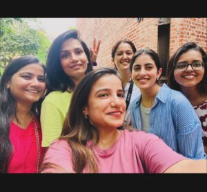 Navya Naveli Nanda Instagram - Dreams do come true 💫!!!!!! 

The next 2 years... with the best people & faculty! 

Blended Post Graduate Programme (BPGP) Class of 2026