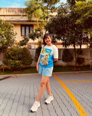 Nayana Elza Instagram - Lipstick on, confidence level: sky high ❣️
.
.
.
.
.
.
.
.
.
.
.
.
#randomclick #instamood #redlips #ootd #photooftheday #casuals
