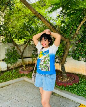Nayana Elza Instagram - Lipstick on, confidence level: sky high ❣️
.
.
.
.
.
.
.
.
.
.
.
.
#randomclick #instamood #redlips #ootd #photooftheday #casuals