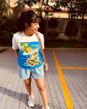 Nayana Elza Instagram - Lipstick on, confidence level: sky high ❣️
.
.
.
.
.
.
.
.
.
.
.
.
#randomclick #instamood #redlips #ootd #photooftheday #casuals