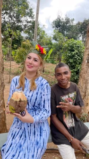 Nazanin Amiri Instagram - Look how he climbs up a coconut tree(Zanzibar/Tanzania)
My crown, bracelet and necklace are handmade and made by local people in the farm. By tree leaves and plant 🌱 
Tag someone who enjoy nature 👋
#travelbloggers #nature #tourist #travel_captures