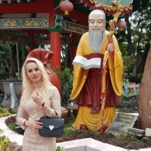 Nazanin Amiri Instagram - Eleven years ago in Malaysia 🇲🇾!!I don’t remember the location 😅I think it was a temple.
The first time I traveled to Malaysia I was 19 years old. But in this picture, it was the fifth time I traveled to Malaysia.
It’s my favourite country.have you ever been there?
#travel#malasia 
@nazaninamiri_official