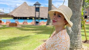 Nazanin Amiri Instagram - Many houses or buildings in Africa are made of wood and grass is used for roofs, because wood and grass are free or cheap and easily available in these countries.
Here is the hotel where I stayed, and here you can see the use of wood and grass(Speke hotel in Uganda)