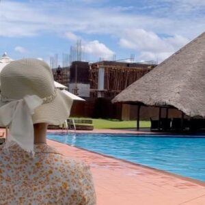 Nazanin Amiri Instagram - Many houses or buildings in Africa are made of wood and grass is used for roofs, because wood and grass are free or cheap and easily available in these countries.
Here is the hotel where I stayed, and here you can see the use of wood and grass(Speke hotel in Uganda)