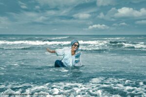 Nazanin Farahani Instagram - دریا و نشئگی بی نهایتش
 The sea and its infinite euphoria

عکس : @keyvanfard

Let the waves carry you where the light can not
#نازنین_فراهانی #کیوان_فرد #عکاسی #عکس 
#دریا