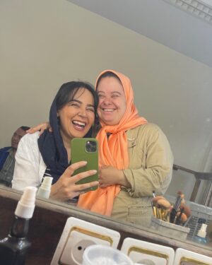 Neda Ghasemi Instagram - .
قند و نبات💛🧡

#ناهید_قهرمانی 
#سندروم_داون