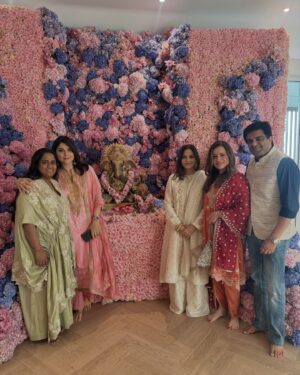 Neelam Kothari Instagram - A day well spent with close friends!! Happy Ganesh Chaturthi to all ❤️❤️❤️🙏🙏🙏 thank you # blessed 

@bhavanapandey @maheepkapoor @seemakiransajdeh @samirsoni123 @manishmalhotra05 @theshilpashetty @arpitakhansharma