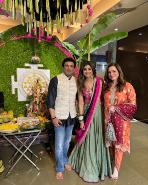 Neelam Kothari Instagram - A day well spent with close friends!! Happy Ganesh Chaturthi to all ❤️❤️❤️🙏🙏🙏 thank you # blessed 

@bhavanapandey @maheepkapoor @seemakiransajdeh @samirsoni123 @manishmalhotra05 @theshilpashetty @arpitakhansharma