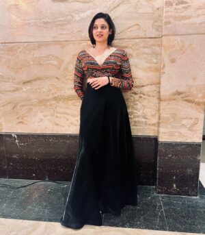 Neeta Pillai Instagram - Seldom do I doll up, but when I do … a click or two I do too.. 

#indianwedding #ethnicwear #ethnic #dressup #familytime