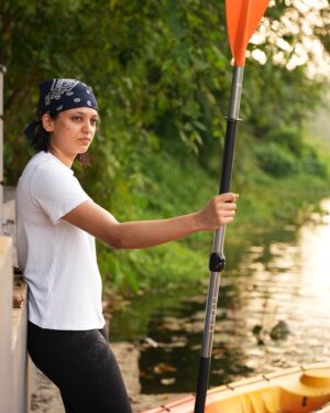 Neeta Pillai Instagram - Outdoorsy me…. Ultimate joy.. 
#tbt 

📸: @amarthejas_pu 
📍: @softouchayurveda 

#outdoorsy #outdoors #adventure #life #breath #nature #sports #kayak