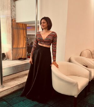Neeta Pillai Instagram - Seldom do I doll up, but when I do … a click or two I do too.. 

#indianwedding #ethnicwear #ethnic #dressup #familytime