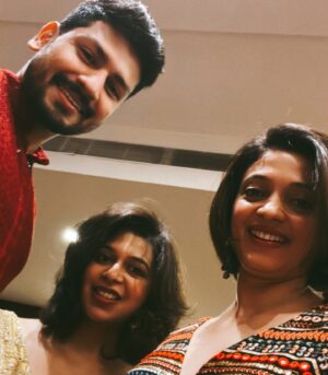 Neeta Pillai Instagram - Seldom do I doll up, but when I do … a click or two I do too.. 

#indianwedding #ethnicwear #ethnic #dressup #familytime