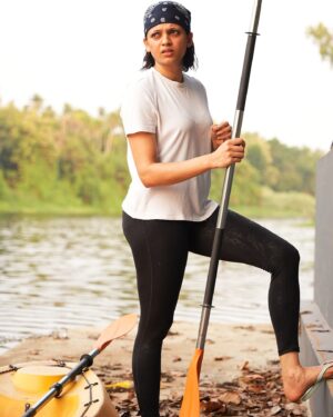 Neeta Pillai Instagram - Outdoorsy me…. Ultimate joy.. 
#tbt 

📸: @amarthejas_pu 
📍: @softouchayurveda 

#outdoorsy #outdoors #adventure #life #breath #nature #sports #kayak