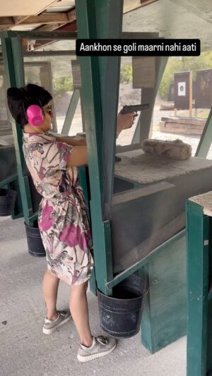 Neeti Palta Instagram - Aankhon se goli maarni nahi aati. 
Learnt something new in Texas. 
.
.
#goli #shootingitup #shootingrange #bullet #gun #texaslife #texas #austin #austintexas #usavacation #texasvacation #shootitup #aim #shootingpractice #bullseye