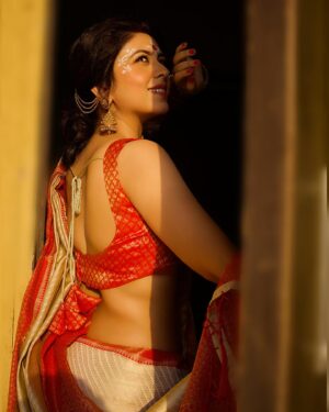 Neha Sargam Instagram - कभी कभी लगता है अपुन बंगाली है…देव बाबू !?
