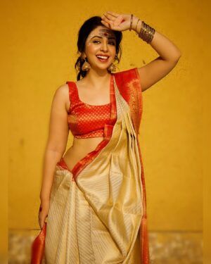 Neha Sargam Instagram - कभी कभी लगता है अपुन बंगाली है…देव बाबू !?