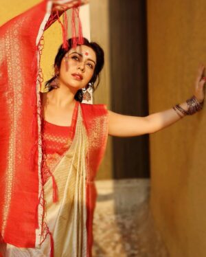 Neha Sargam Instagram - कभी कभी लगता है अपुन बंगाली है…देव बाबू !?