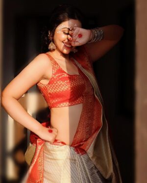 Neha Sargam Instagram - कभी कभी लगता है अपुन बंगाली है…देव बाबू !?