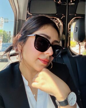 Neha Sargam Instagram - You’re looking at the camera crumbs of a bohot badi wali hoarder 🤓😭
.
.
kochi kochi kachchi sayonara 👋🏻