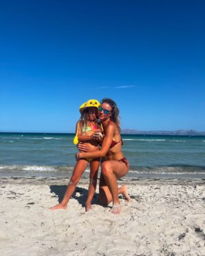 Nela Pocisková Instagram - Naše obľúbené miesta , naše obľúbené chvíle, náš čas a naše spomienky 🧡 

pytate sa na krasne plavky od @gant_czsk 

#sealovers