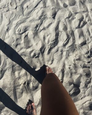 Nela Pocisková Instagram - Naše obľúbené miesta , naše obľúbené chvíle, náš čas a naše spomienky 🧡 

pytate sa na krasne plavky od @gant_czsk 

#sealovers