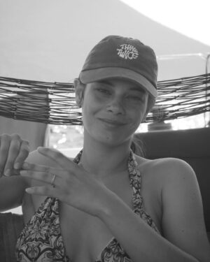 Neva Leoni Instagram - Il mio primo viaggio in barca.
Ho conosciuto persone belle, fritto patate in navigazione, fatto tuffi di notte mentre intorno a noi c’erano solo buio e stelle e letto un sacco (un saaacco) di OnePiece cullata dalle onde.

E ora vi beccate i ringraziamenti specifici e personalizzati perchéssì.

Grazie ai miei meravigliosi compagni di viaggio:
a Luca per essere il capitano che ci ha più volte impedito di morire. Con la voce più pacata del mondo pure quando sbrocca con le altre barche al rifornimento. E sbrocca tanto.
A Carolina perché é dolcissima anche quando dice “vi ricordate il poster de “lo squalo”?” mentre stiamo nuotando a largo. La principessa della crema solare e dei pensieri intrusivi, con cui farei le lontre a mollo tutti i giorni (ma solo 5 minuti che poi dobbiamo recuperare il controllo)
A Ottavio che si butta a capofitto in tutto, incosciente e benintenzionato. Anche se si tratta di mosse di navigazione che non ha mai visto prima. Anche se i risultati possono essere disastrosi.
A Valentina che corre tra le cime come uno scoiattolo marinaio, legge tomi sulla guerra fredda e dice “che cute”. Brava ad annodare le corde quanto ad appendercisi a testa in giù.
A Giulia che fa foto straordinarie, dice cose terribili con voce dolcissima e fondamentalmente ha il mio stesso cervello. (Esci dalla mia testa giulia)
A Riccardo che è una personalità straripante, una persona eccelsa ed è dotato delle gambe più straordinarie che abbia mai visto (ultima foto per reference). Ti si vuole davvero bene sior Cotumaccio. Buonasera e bah vabbè. 
A mio marito, il motore delle cose belle della mia vita, colui che ci metteva venti minuti a buttarsi in acqua per paura delle meduse e che ora si lancia dalla barca al tramonto con la maschera e lo perdi di vista per almeno un’ora. Ti amo♥️